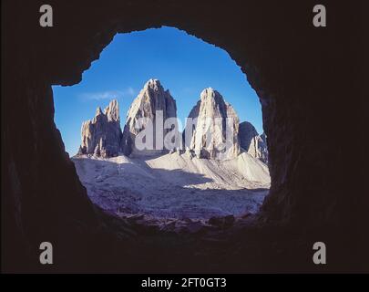 Italie. L'image est des vestiges de la première Guerre mondiale et d'une position de mitrailleuse sur la ligne de front autrichienne en regardant vers les célèbres trois tours, Et la ligne de front italienne connue en allemand sous le nom de Drei Zinnen, mais plus poétique nommée en italien sous le nom de la véritable cime di Laverado situé dans la région Sexten-Sesto des Dolomites italiennes. Au cours de la première Guerre mondiale, connue sous le nom de Guerre blanche, les sommets ont fourni une barrière naturelle entre les Italiens et les Autrichiens en guerre, la ligne de front traversant les sommets. Banque D'Images