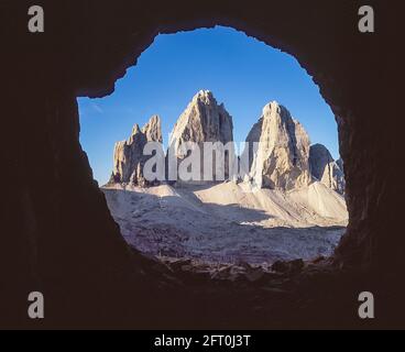 Italie. L'image est des vestiges de la première Guerre mondiale et d'une position de mitrailleuse sur la ligne de front autrichienne en regardant vers les célèbres trois tours, Et la ligne de front italienne connue en allemand sous le nom de Drei Zinnen, mais plus poétique nommée en italien sous le nom de la véritable cime di Laverado situé dans la région Sexten-Sesto des Dolomites italiennes. Au cours de la première Guerre mondiale, connue sous le nom de Guerre blanche, les sommets ont fourni une barrière naturelle entre les Italiens et les Autrichiens en guerre, la ligne de front traversant les sommets. Banque D'Images