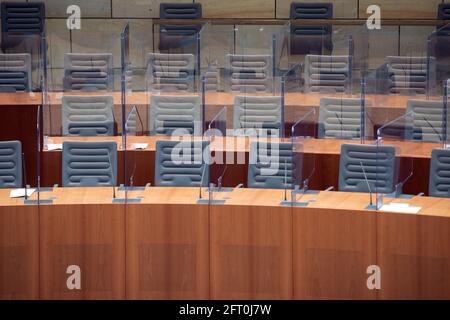 Düsseldorf, Allemagne. 21 mai 2021. Des sièges vides peuvent être vus sur le banc du gouvernement pendant la session au Parlement de l'État. Tous les groupes parlementaires du Parlement de l'État de Rhénanie-du-Nord-Westphalie se sont prononcés en faveur de l'offre d'emplois décentralisés pour les employés de l'administration de l'État. Credit: Federico Gambarini/dpa/Alay Live News Banque D'Images