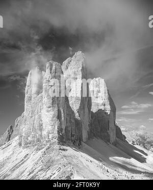 Italie. L'image est de la célèbre trois tours, connu en allemand comme Drei Zinnen mais plus poétique nommé en italien comme le Tre Cime di Laverado situé dans la région orientale Sexten-Sesto des Dolomites italiens. Au cours de la première Guerre mondiale, connue sous le nom de Guerre blanche, les sommets ont fourni une barrière naturelle entre les Italiens et les Autrichiens en guerre, la ligne de front traversant les sommets. Banque D'Images