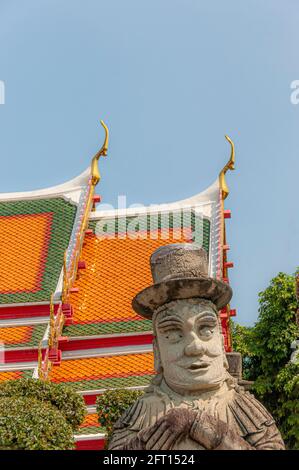 Une immense imposante statue du gardien de Farang dans le complexe du temple Wat Pho Wat po à Bangkok en Thaïlande en Asie du Sud-est. Banque D'Images