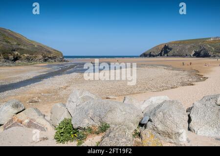 Plage de Mawgan Porth sur la côte nord de Cornwall. Banque D'Images