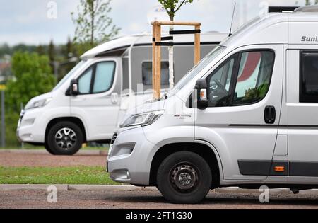 Erfurt, Allemagne. 21 mai 2021. Véhicules garés sur un nouveau site de caravane géré par Erfurt Tourismus und Marketing GmbH (ETMG). Le site près du terrain d'egapark BUGA a été ouvert le même jour. À Erfurt, la valeur de sept jours des nouvelles infections à Corona pour 100,000 000 habitants est maintenant nettement inférieure à 100. Credit: Martin Schutt/dpa-Zentralbild/dpa/Alay Live News Banque D'Images