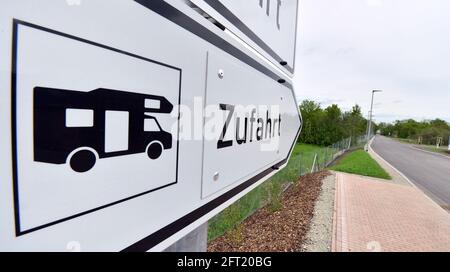 Erfurt, Allemagne. 21 mai 2021. « Access » est écrit sur le panneau d'un nouveau site de caravane géré par Erfurt Tourismus und Marketing GmbH (ETMG). Le site près du terrain d'egapark BUGA a été ouvert le même jour. À Erfurt, la valeur de sept jours des nouvelles infections à Corona pour 100,000 000 habitants est maintenant nettement inférieure à 100. Credit: Martin Schutt/dpa-Zentralbild/dpa/Alay Live News Banque D'Images