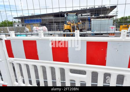 Erfurt, Allemagne. 21 mai 2021. Une clôture de construction se trouve devant le futur bâtiment fonctionnel sur un nouveau site de caravane d'Erfurt Tourismus und Marketing GmbH (ETMG). Le site près du terrain d'egapark BUGA a été ouvert le même jour. À Erfurt, la valeur de sept jours des nouvelles infections à Corona pour 100,000 000 habitants est maintenant nettement inférieure à 100. Credit: Martin Schutt/dpa-Zentralbild/dpa/Alay Live News Banque D'Images