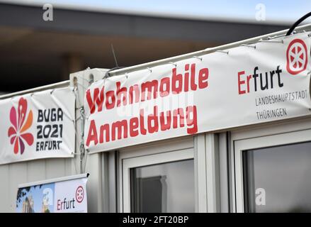 Erfurt, Allemagne. 21 mai 2021. L'inscription à la caravane est inscrite sur la bannière d'un conteneur sur le nouveau site de la caravane Erfurt Tourismus und Marketing GmbH (ETMG). Le site près du terrain d'egapark BUGA a été ouvert le même jour. À Erfurt, la valeur de sept jours des nouvelles infections à Corona pour 100,000 000 habitants est maintenant nettement inférieure à 100. Credit: Martin Schutt/dpa-Zentralbild/dpa/Alay Live News Banque D'Images