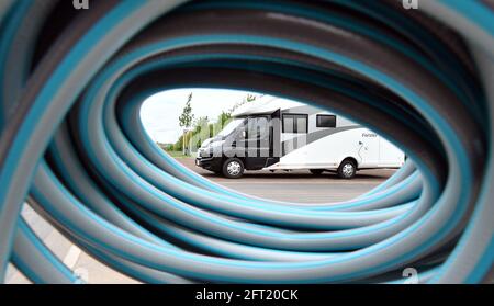 Erfurt, Allemagne. 21 mai 2021. Un véhicule est stationné sur un nouveau site de caravane géré par Erfurt Tourismus und Marketing GmbH (ETMG). Le site près du terrain d'egapark BUGA a été ouvert le même jour. À Erfurt, la valeur de sept jours des nouvelles infections à Corona pour 100,000 000 habitants est maintenant nettement inférieure à 100. Credit: Martin Schutt/dpa-Zentralbild/dpa/Alay Live News Banque D'Images