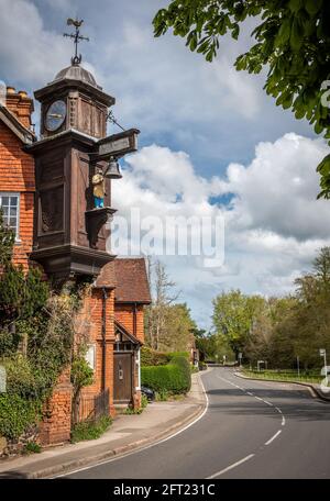 The Abinger Hammer Clock sur l'A25 à Surrey, Royaume-Uni Banque D'Images