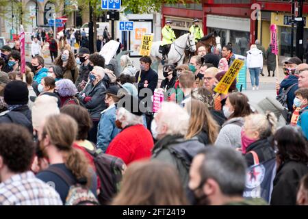 Sheffield, Royaume-Uni : 1er mai 2021 : les manifestants se réunissent pour des discours à l'hôtel de ville à l'occasion de la Journée internationale des travailleurs et tuent la manifestation Bill, Barker’s Pool Banque D'Images