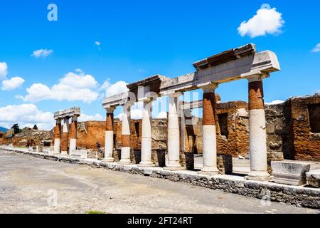 Reste de la colonnade du forum qui s'étend devant la façade du bâtiment de l'Eumachia (Portico della Concordia Augusta) sur le côté est du site archéologique Forum - Pompéi, Italie Banque D'Images