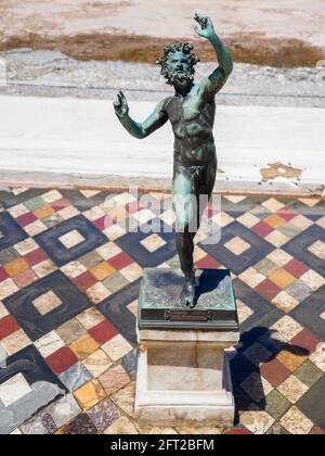 Statue de bronze d'un faun dansant dans la Maison du Faun (Casa del Fauno) - site archéologique de Pompéi, Italie Banque D'Images