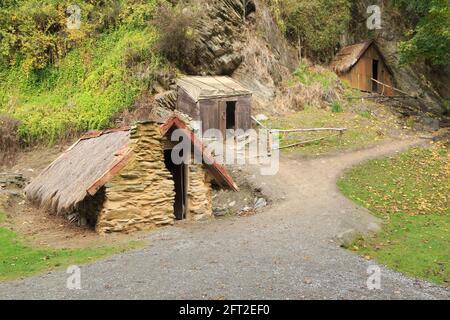 Huttes de vieux mineurs dans la colonie chinoise d'Arrowtown, une attraction touristique à Arrowtown, Nouvelle-Zélande. Ils ont été construits dans une ruée vers l'or dans les années 1880 Banque D'Images