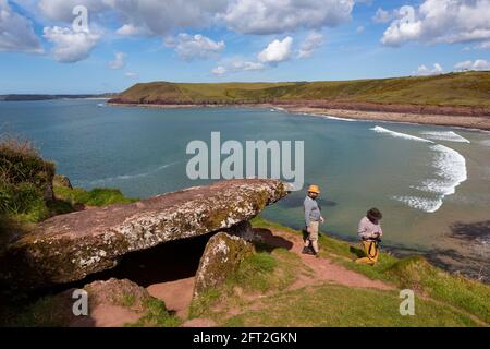 Vue sur la chambre de sépulture préhistorique du roi Quoit, la mer et les falaises sur le chemin côtier de Pembrokeshire près de Tenby et de Manorbier, pays de Galles Banque D'Images