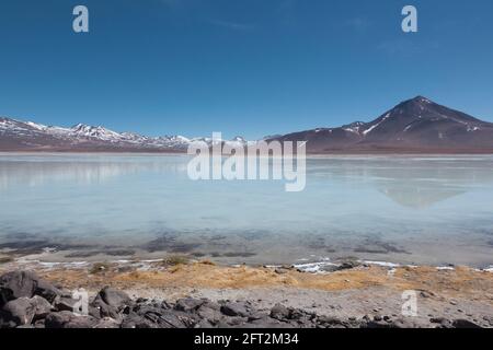 L'impressionnante Laguna Verde à la frontière du Chili et de la Bolivie. Accessible par des pistes désertiques, généralement dans le cadre d'un groupe de safari terrestre Banque D'Images