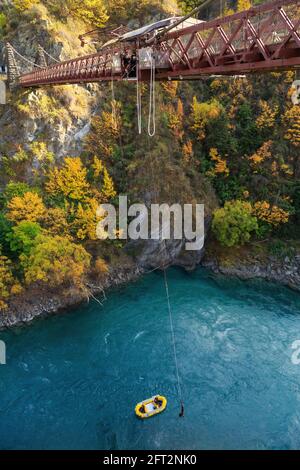 Saut à l'élastique depuis le pont suspendu de Kawarau gorge dans l'île du Sud de la Nouvelle-Zélande. Un bateau est sur le point de prendre un pull Banque D'Images