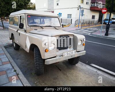 1985 Land Rover Santana (fabriqué en Espagne) garée à Fuengirola, Malaga, Andalousie, Espagne. Banque D'Images