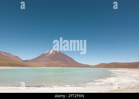 L'impressionnante Laguna Verde à la frontière du Chili et de la Bolivie. Accessible par des pistes désertiques, généralement dans le cadre d'un groupe de safari terrestre Banque D'Images