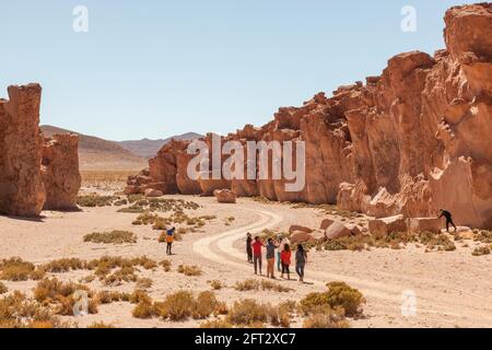 Un groupe de touristes se promore dans un canyon rocheux dans le désert d'Atacama en Bolivie. Banque D'Images