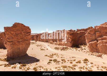 Les touristes traversent un canyon rocheux dans le désert d'Atacama en Bolivie. Banque D'Images