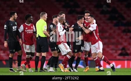 La photo du dossier datée du 13-12-2020 de la Granit Xhaka d'Arsenal (à l'extrême droite) saisit Ashley Westwood de Burnley (18) autour de la gorge, ce qui donne une carte rouge pour Xhaka suite à un examen de VAR pendant le match de la Premier League à Emirates Stadium, Londres. Date de publication : vendredi 21 mai 2021. Banque D'Images