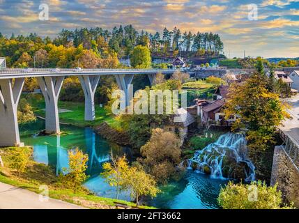 Paysage aérien rural avec architecture de pont et traversée de la rivière Korana Village de Rastoke au coucher du soleil en Croatie Banque D'Images