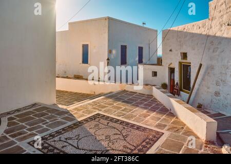 Vue typique du village grec avec maisons blanchies à la chaux. Ville de Plaka, île de Milos, Grèce Banque D'Images
