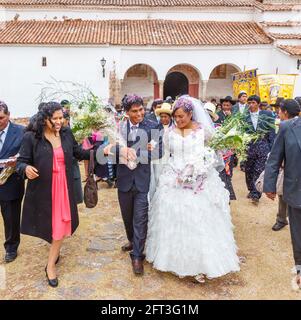 Mariée, marié et invités à un mariage local traditionnel, Chinchero, un village andin rustique dans la Vallée Sacrée, province d'Urubamba, région de Cusco, Pérou Banque D'Images