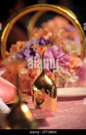 Décoration de mariage sur la table décorée avec des verres dorés Banque D'Images