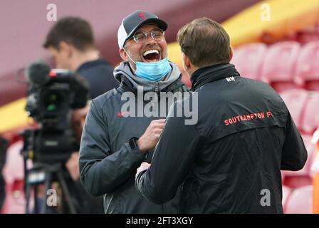 Photo du dossier datée du 08-05-2021, Jurgen Klopp, directeur de Liverpool, partage une blague avec Ralph Hasenhuttl, directeur de Southampton avant le match de la Premier League à Anfield, Liverpool. Date de publication : vendredi 21 mai 2021. Banque D'Images