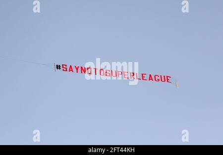 Photo du dossier datée du 19-04-2021 d'un avion avec une bannière « non à la Super League » survolant Elland Road contre la décision de Liverpool d'être inclus parmi les clubs qui tentent de former une nouvelle Super League européenne. Date de publication : vendredi 21 mai 2021. Banque D'Images