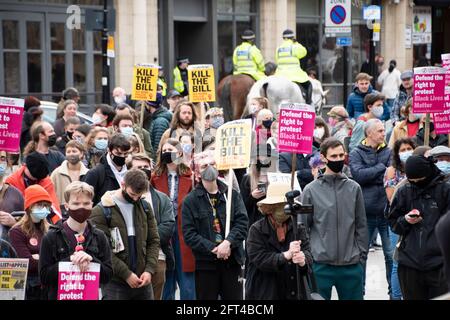 Sheffield, Royaume-Uni: 1er mai 2021 : la police à cheval derrière la couronne s'est réunie à l'hôtel de ville à l'occasion de la Journée internationale des travailleurs et a tué le Bill pr Banque D'Images