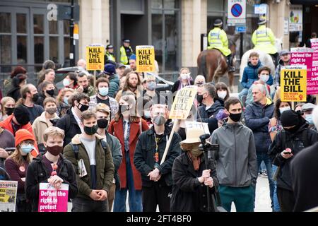 Sheffield, Royaume-Uni: 1er mai 2021 : la police à cheval derrière la couronne s'est réunie à l'hôtel de ville à l'occasion de la Journée internationale des travailleurs et a tué le Bill pr Banque D'Images