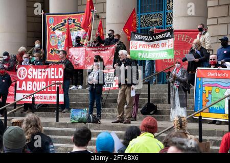 Sheffield, Royaume-Uni: 1er mai 2021 : les manifestants écoutent les orateurs sur les marches à l'hôtel de ville à l'occasion de la Journée internationale des travailleurs et tuent la manifestation de Bill, B Banque D'Images