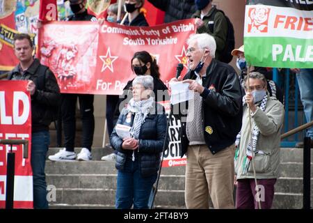 Sheffield, Royaume-Uni: 1er mai 2021 : les manifestants écoutent les orateurs sur les marches à l'hôtel de ville à l'occasion de la Journée internationale des travailleurs et tuent la manifestation de Bill, B Banque D'Images