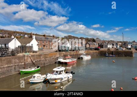 JOHNSHAVEN VILLAGE DE PÊCHEURS CÔTIER ABERDEENSHIRE ECOSSE LE MUR DU PORT EMPILÉ AVEC DES CRÈCHES ET DES BATEAUX DE PÊCHE AMARRÉS DANS LE PORT Banque D'Images