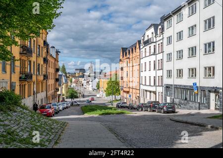 Rue résidentielle Dalsgatan dans le centre-ville de Norrkoping pendant le printemps en Suède. Norrkoping est une ville industrielle historique. Banque D'Images