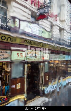 Parasol Store in the Rain - James Smith & Sons Parapluie Shop New Oxford Street Central London. Traditional London Store, fondé en 1830. Banque D'Images