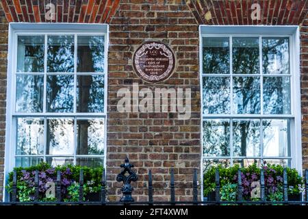 Naissance de Benjamin Disraeli 1804. Plaque LCC pour Benjamin Disraeli comte de Beaconsfield (1804-1881), né au 22 Theobalds Rd, Holborn London. Banque D'Images