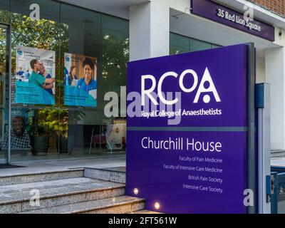 La RCoA Collège Royal des anesthésistes siège social siège social à Churchill House Red Lion Square London. Fondée en 1948 elle a reçu son mandat royal en 1992 Banque D'Images