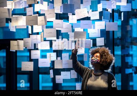 Sonia Napolitano, coordinatrice du programme, examine de plus près certains des souhaits écrits par des gens de toute l'Écosse qui font partie de la pièce maîtresse de l'exposition « et si…?/Écosse », qui a été conçue pour être présentée à Venise dans le cadre de la 17e exposition internationale d'architecture la Biennale di Venezia, Mais sera désormais ouvert à V&A Dundee le samedi 22 mai et se déroulera jusqu'au dimanche 21 novembre 2021. Date de la photo: Vendredi 21 mai 2021. Banque D'Images