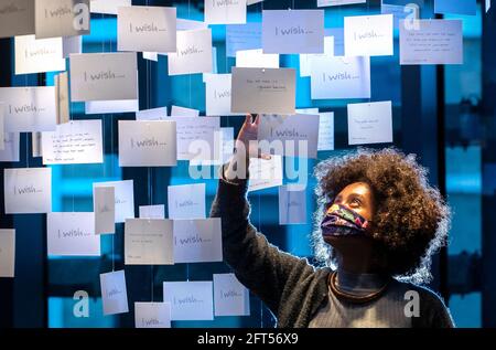 Sonia Napolitano, coordinatrice du programme, examine de plus près certains des souhaits écrits par des gens de toute l'Écosse qui font partie de la pièce maîtresse de l'exposition « et si…?/Écosse », qui a été conçue pour être présentée à Venise dans le cadre de la 17e exposition internationale d'architecture la Biennale di Venezia, Mais sera désormais ouvert à V&A Dundee le samedi 22 mai et se déroulera jusqu'au dimanche 21 novembre 2021. Date de la photo: Vendredi 21 mai 2021. Banque D'Images