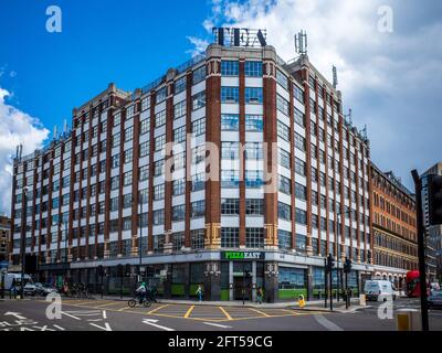 Le Tea Building Shoreditch London, situé au 56 Shoreditch High St., a ouvert ses portes en 1933 en tant qu'usine de Liptons Tea, aujourd'hui une plaque tournante pour les industries de la technologie et de la création. Banque D'Images