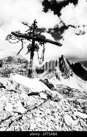 Italie. L'image est des vestiges de la première Guerre mondiale du système autrichien de tranchée de Front Line en regardant vers le pic pointu du Paternkofel [Monte Paterno] près des célèbres trois tours, Connu en allemand sous le nom de Drei Zinnen mais plus poétique nommé en italien sous le nom de Tre Cime di Laverado situé dans la région orientale Sexten-Sesto des Dolomites italiens. Au cours de la première Guerre mondiale, connue sous le nom de Guerre blanche, les sommets ont fourni une barrière naturelle entre les Italiens et les Autrichiens en guerre, la ligne de front traversant les sommets. Banque D'Images