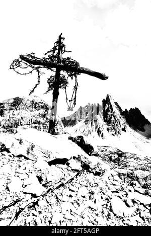 Italie. L'image est des vestiges de la première Guerre mondiale du système autrichien de tranchée de Front Line en regardant vers le pic pointu du Paternkofel [Monte Paterno] près des célèbres trois tours, Connu en allemand sous le nom de Drei Zinnen mais plus poétique nommé en italien sous le nom de Tre Cime di Laverado situé dans la région orientale Sexten-Sesto des Dolomites italiens. Au cours de la première Guerre mondiale, connue sous le nom de Guerre blanche, les sommets ont fourni une barrière naturelle entre les Italiens et les Autrichiens en guerre, la ligne de front traversant les sommets. Banque D'Images