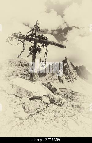 Italie. L'image est des vestiges de la première Guerre mondiale du système autrichien de tranchée de Front Line en regardant vers le pic pointu du Paternkofel [Monte Paterno] près des célèbres trois tours, Connu en allemand sous le nom de Drei Zinnen mais plus poétique nommé en italien sous le nom de Tre Cime di Laverado situé dans la région orientale Sexten-Sesto des Dolomites italiens. Au cours de la première Guerre mondiale, connue sous le nom de Guerre blanche, les sommets ont fourni une barrière naturelle entre les Italiens et les Autrichiens en guerre, la ligne de front traversant les sommets. Banque D'Images