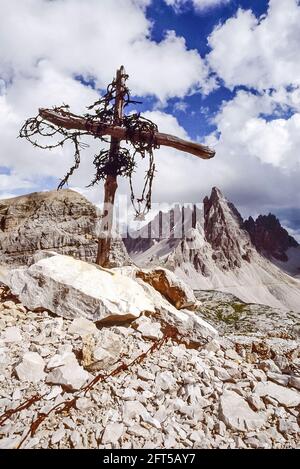 Italie. L'image est des vestiges de la première Guerre mondiale du système autrichien de tranchée de Front Line en regardant vers le pic pointu du Paternkofel [Monte Paterno] près des célèbres trois tours, Connu en allemand sous le nom de Drei Zinnen mais plus poétique nommé en italien sous le nom de Tre Cime di Laverado situé dans la région orientale Sexten-Sesto des Dolomites italiens. Au cours de la première Guerre mondiale, connue sous le nom de Guerre blanche, les sommets ont fourni une barrière naturelle entre les Italiens et les Autrichiens en guerre, la ligne de front traversant les sommets. Banque D'Images