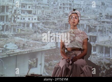 Farah elle, chanteuse-compositrice libyenne-irlandaise, participe au projet de paix parallèle Herstory à Dublin. Des militants de la paix israéliens, palestiniens et irlandais du Nord ont participé au projet qui raconte l'histoire des femmes et des filles de l'île d'Irlande dont la vie a été affectée par les conflits. Date de la photo: Jeudi 20 mai 2021. Banque D'Images