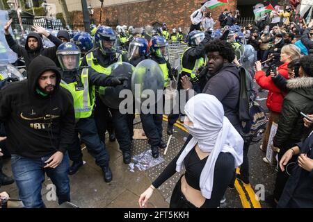 Affrontements entre manifestants et police à l'extérieur de l'ambassade d'Israël, manifestation « Palestine libre », Londres, 15 mai 2021 Banque D'Images