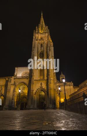 Photo à angle bas de la cathédrale d'Oviedo la nuit dans les Asturies, Espagne Banque D'Images