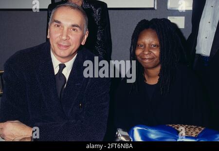 Frank Langella et Whoopi Goldberg assistent au 9e dîner annuel du film Award au National Arts Club de New York le 24 février 1997. Crédit photo : Henry McGee/MediaPunch Banque D'Images